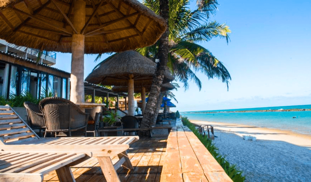 Fachada do Village Barra Hotel em Alagoas com vista para o mar