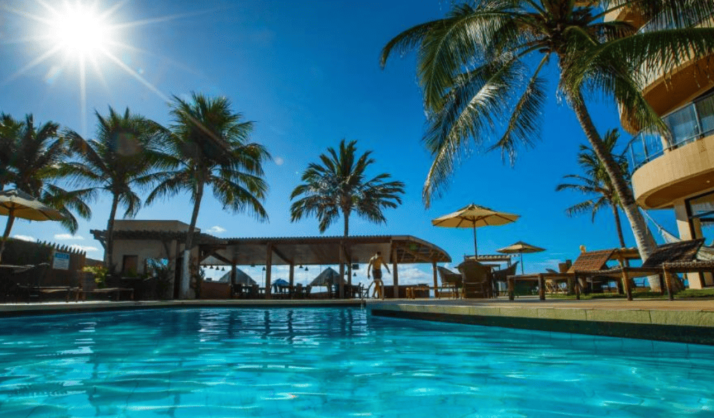 Resort com piscina e palmeiras na Barra de São Miguel - Village Barra Hotel