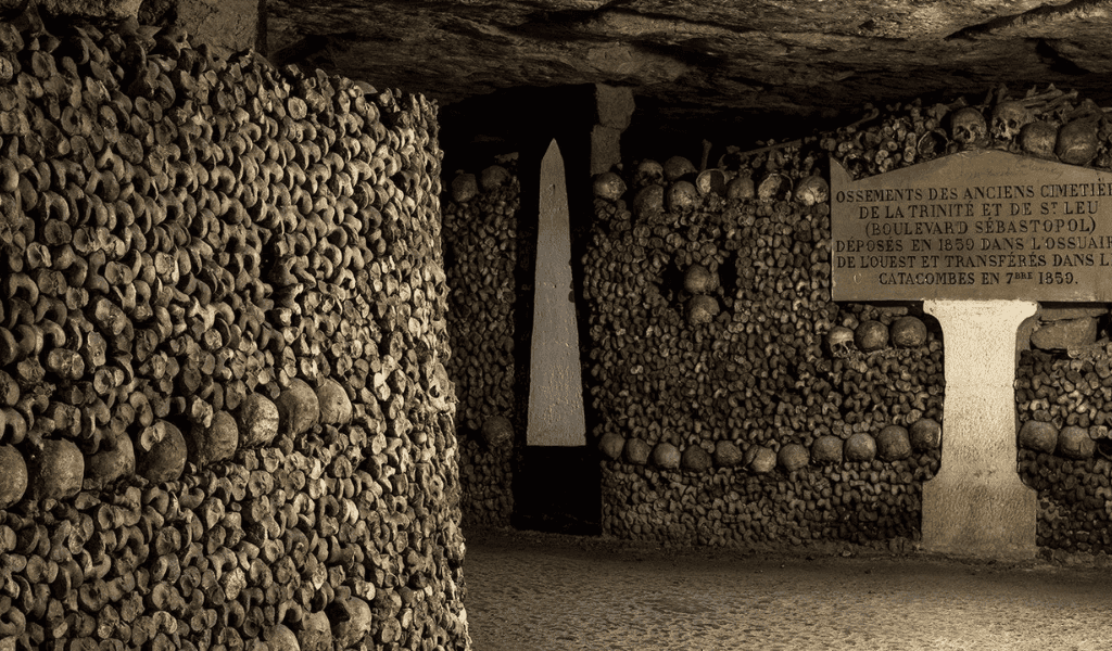Catacumbas de Paris com ossos e crânios – um dos destinos assombrados mais famosos do mundo